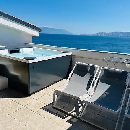 Double Olive In - Croatian Adriatic, Kvarner Bay ノヴィ・ヴィノドロスキー